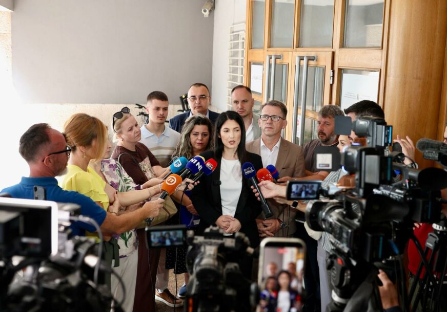 (FOTO) "PREPOZNATLJIVA IMENA" Trivićeva predala izborne liste za 2 nivoa vlasti