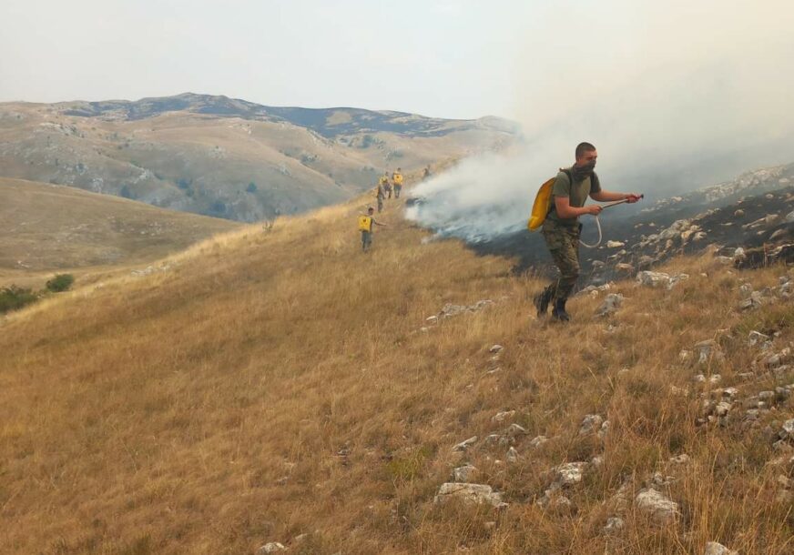 Vatra se širi kod Cazina: Jak vjetar usmjerava požar prema naseljenim područjima