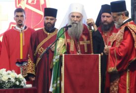 "Istina ostaje ista, BOL NE PRESTAJE" Patrijarh Porfirije poslao SNAŽNU PORUKU na centralnom komemorativnom skupu u Mrkonjić Gradu