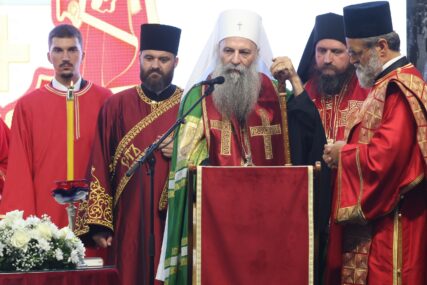 "Istina ostaje ista, BOL NE PRESTAJE" Patrijarh Porfirije poslao SNAŽNU PORUKU na centralnom komemorativnom skupu u Mrkonjić Gradu