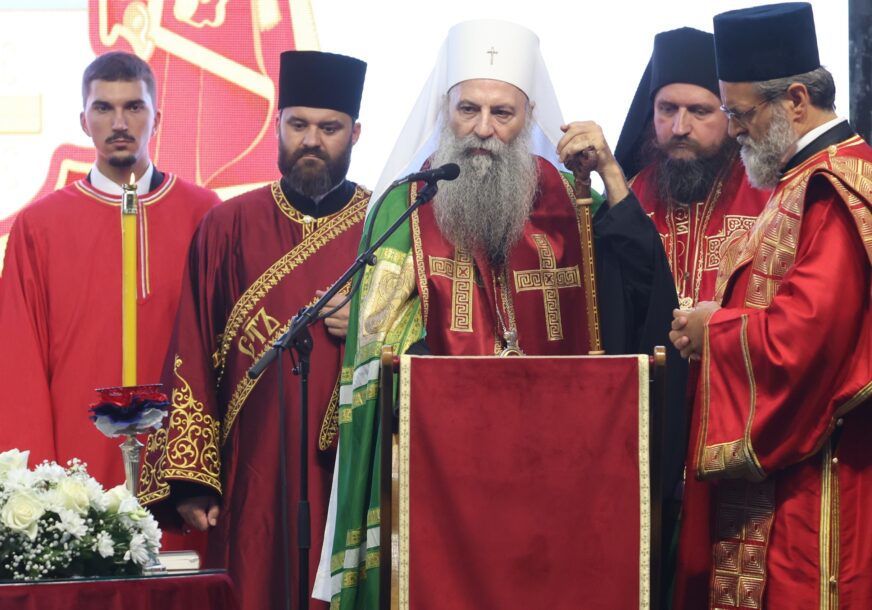 (VIDEO) "Istina ostaje ista, BOL NE PRESTAJE" Patrijarh Porfirije poslao SNAŽNU PORUKU na centralnom komemorativnom skupu u Mrkonjić Gradu