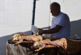(VIDEO, FOTO) Račun sa Kočićevog zbora sravnjen: Vrtoglava zarada od jagnjića, evo ko je momački „OMASTIO BRK“ na pečenju