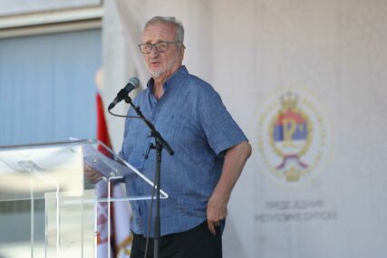 (FOTO) "Glavata gospodo, molim da se ne jedite" Dobitnik Kočićeve nagrade ezopovskim jezikom poslao INTRIGANTNE poruke
