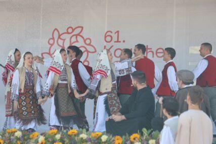 (FOTO) "Mene majka rodi u bujadi" Sjajan kulturno umjetnički program na Kočićevom zboru, pažnju privukao NAJMLAĐI David Štrbac