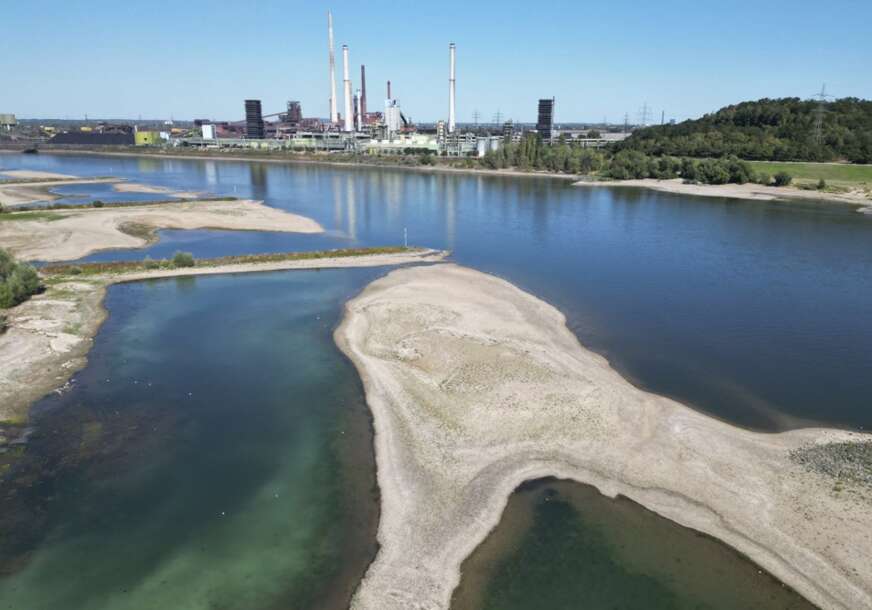 Istorijski prizor u Njemačkoj: Zbog niskog vodostaja Rajne teretni brodovi više ne mogu ploviti