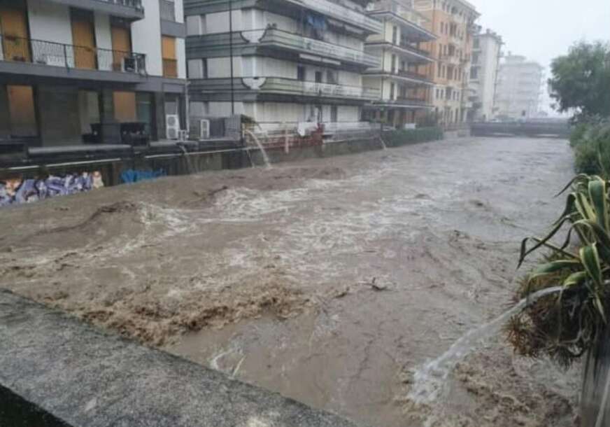 Nevrijeme juri ka Sloveniji i Hrvatskoj: Italija na udaru SUPERĆELIJSKIH OLUJA, na Alpima počeo da pada SNIJEG