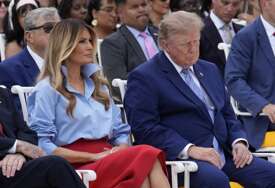 "TRAMP SPAVA PORED MELANIJE" Ova slika obilazi svijet, komentari samo PLJUŠTE