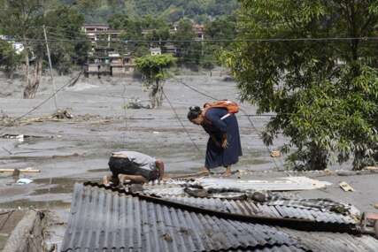 JEZIVA POPLAVA U NEPALU Gotovo 3.000 ljudi i dalje se vodi kao nestalo, potraga obustavljena zbog lošeg vremena