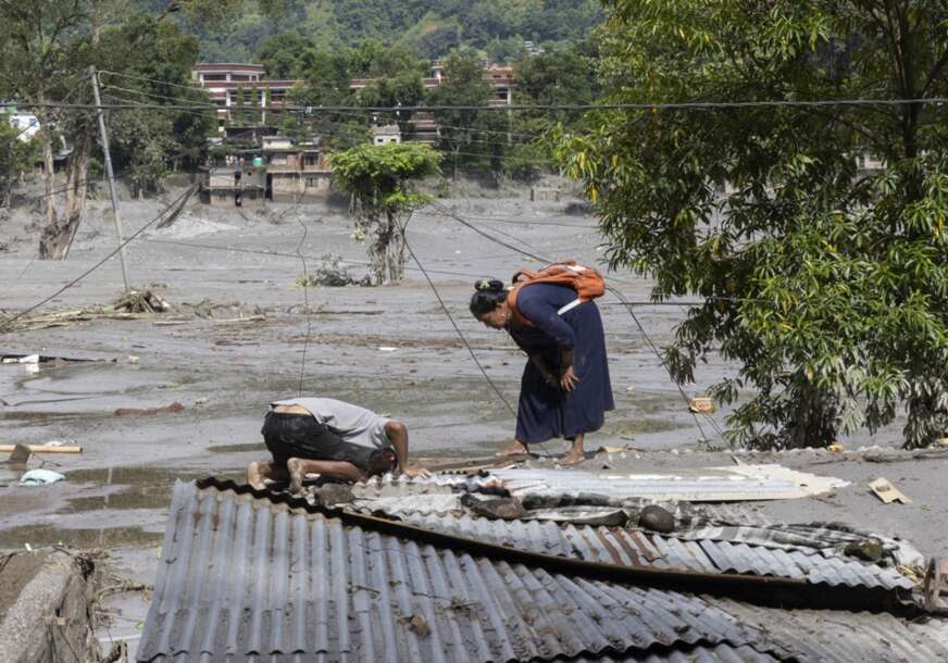 JEZIVA POPLAVA U NEPALU Gotovo 3.000 ljudi i dalje se vodi kao nestalo, potraga obustavljena zbog lošeg vremena