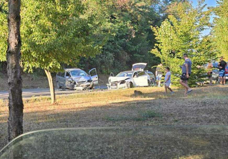(FOTO) Nesreća u Banjaluci: Ima povrijeđenih, obustavljen saobraćaj