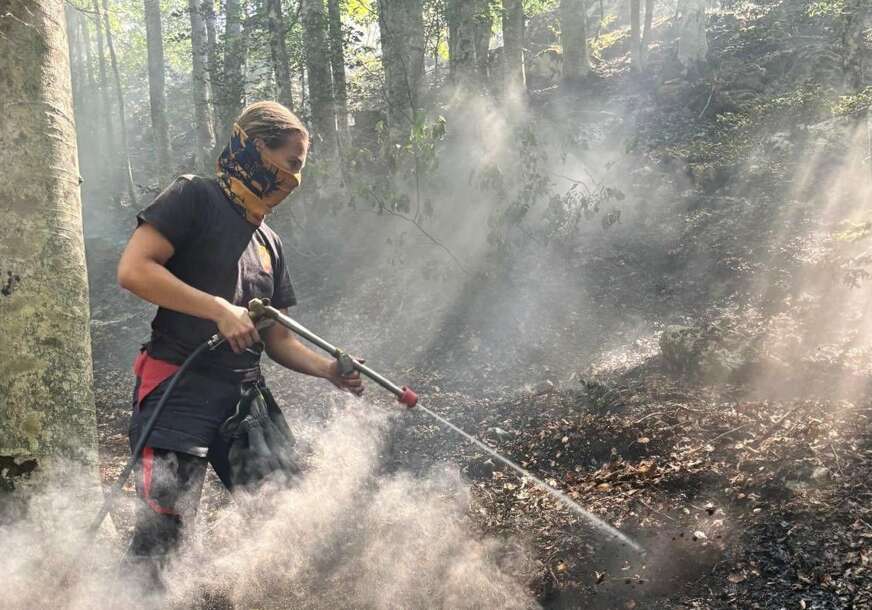 (FOTO) Hrabro se borila sa vatrenom stihijom kod Bosanskog Grahova: Lara (21) od 15. godine gasi požare i ne propušta nijedan POZIV DA POMOGNE