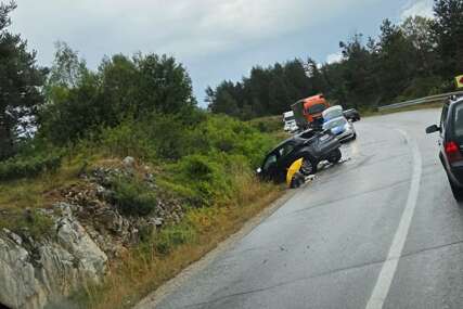 (FOTO) Vozači, budite oprezni: Više udesa od Podromanije prema Rogatici, policija na terenu