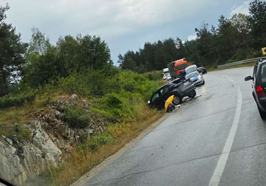 (FOTO) Vozači, budite oprezni: Više udesa od Podromanije prema Rogatici, policija na terenu