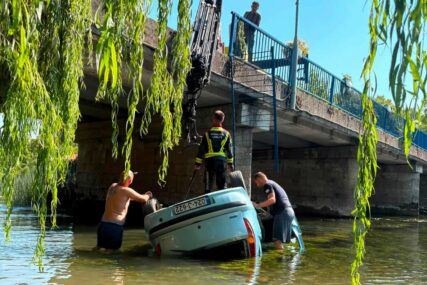 (FOTO) Herojski potez kod Ljubuškog: Trojica muškaraca skočila u rijeku i SPASILA VOZAČA iz prevrnutog automobila