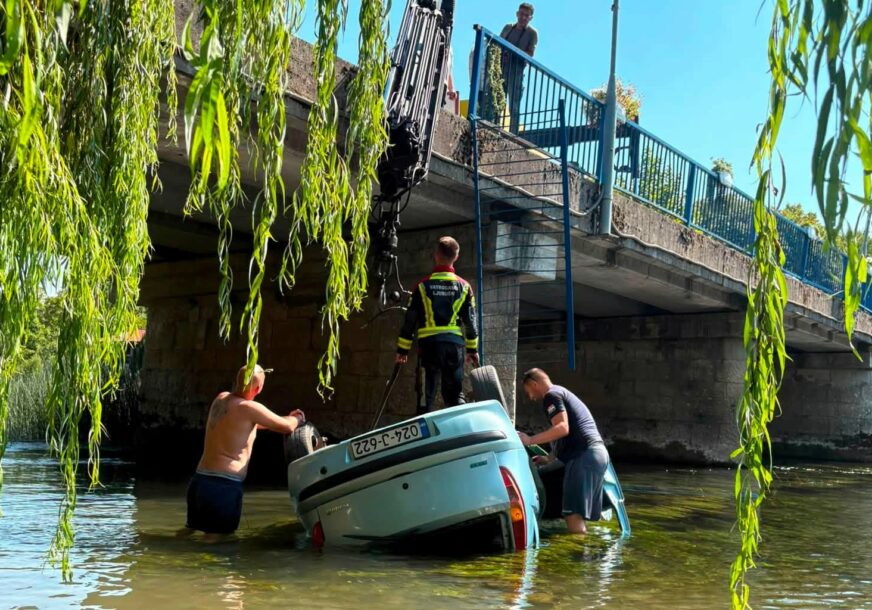(FOTO) Herojski potez kod Ljubuškog: Trojica muškaraca skočila u rijeku i SPASILA VOZAČA iz prevrnutog automobila