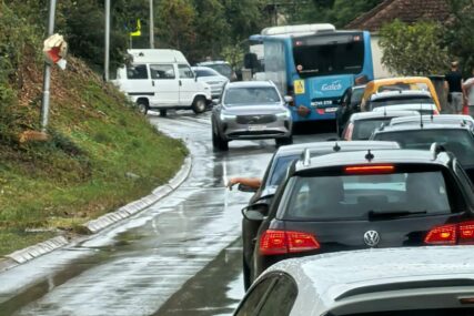 (FOTO) Vozači, budite strpljivi: Udes na Laušu, stvaraju se gužve