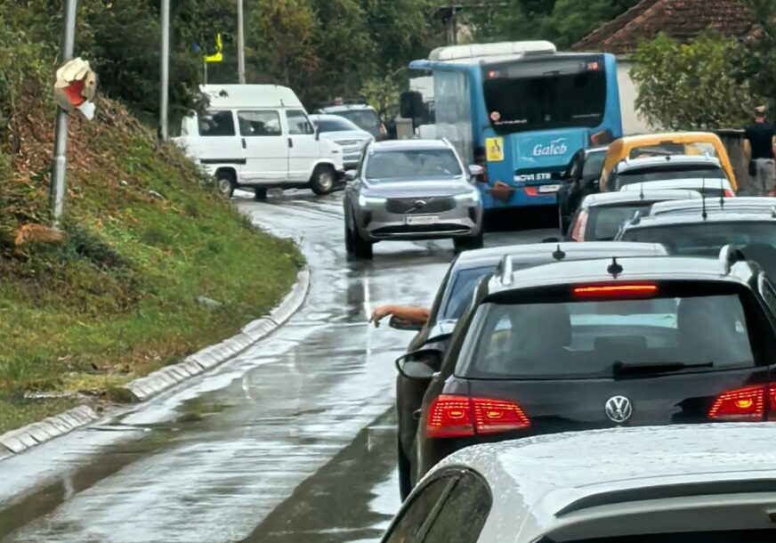 (FOTO) Vozači, budite strpljivi: Udes na Laušu, stvaraju se gužve