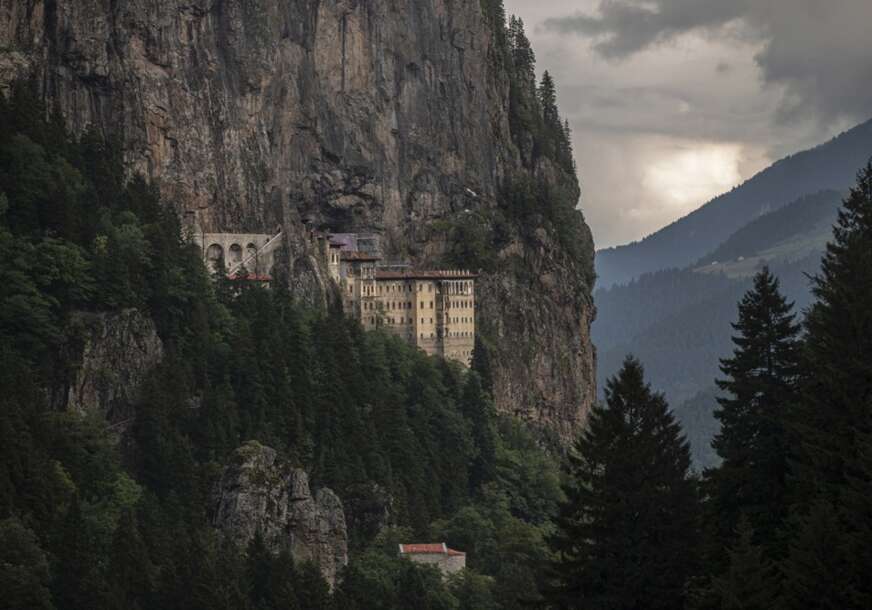 (FOTO) Legenda o njegovom nastanku je nevjerovatna: Ovaj pravoslavni manastir VISI NAD PROVALIJOM na 1.200 metara