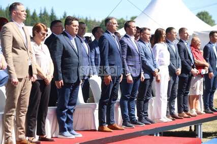 (FOTO) Kočićev zbor bez Dodika: Ko će se narodu obratiti sa govornice, a ko će pjevati pod šatorima