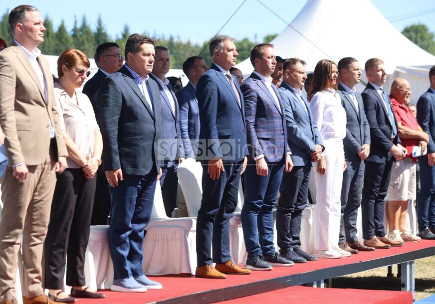 (VIDEO, FOTO) Kočićev zbor bez Dodika: Ko će se narodu obratiti sa govornice, a ko će pjevati pod šatorima
