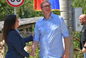 (FOTO) Vučić u Jezeru: Predsjednik Srbije razgovarao s načelnicom Ružičić o PRIRITETNIM PROJEKTIMA i posjetio porodicu Palalić