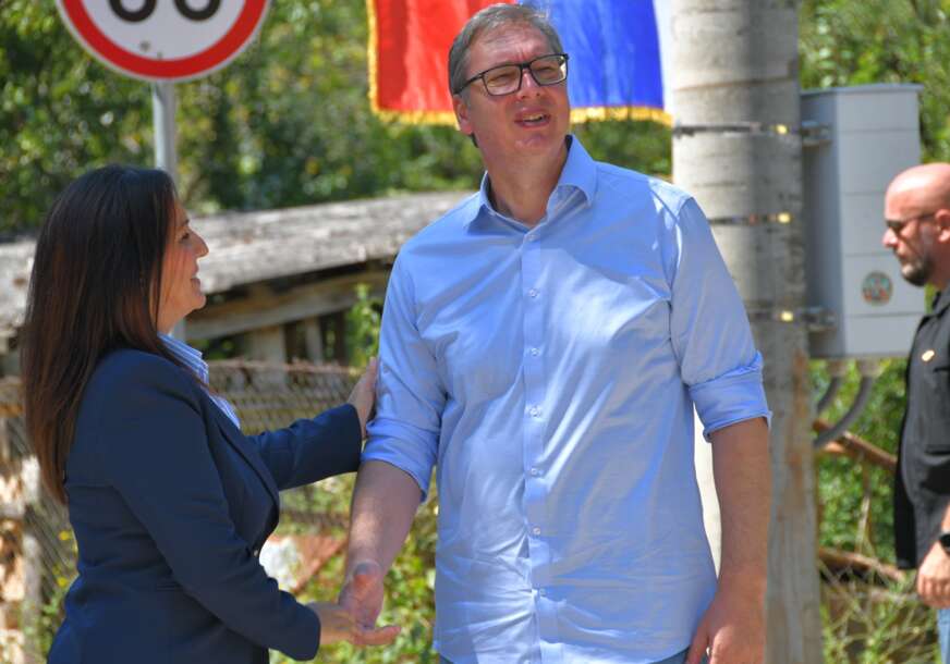 (FOTO) Vučić u Jezeru: Predsjednik Srbije razgovarao s načelnicom Ružičić o PRIORITETNIM PROJEKTIMA i posjetio porodicu Palalić