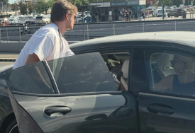 (VIDEO) SARA JO I BJELIN SIN SNIMLJENI ZAJEDNO Aleksej došao po djevojku na aerodrom, pjevačica ne skida osmijeh sa lica