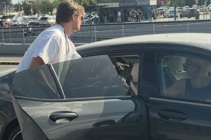 (VIDEO) SARA JO I BJELIN SIN SNIMLJENI ZAJEDNO Aleksej došao po djevojku na aerodrom, pjevačica ne skida osmijeh sa lica