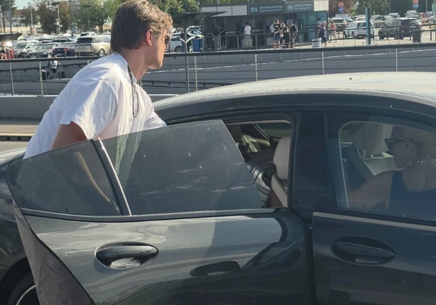 (VIDEO) SARA JO I BJELIN SIN SNIMLJENI ZAJEDNO Aleksej došao po djevojku na aerodrom, pjevačica ne skida osmijeh sa lica
