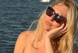 (FOTO) Izgleda brutalno na kraju pete decenije: Ana Pendić grmi u crveno-crnom kupaćem, komentari se samo nižu