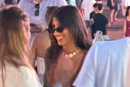 (FOTO) ZABAVLJA SE NA FESTIVALU Angelina u dubokom dekolteu privukla pažnju, sve oči uprte u nju