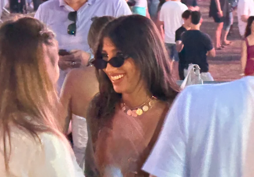 (FOTO) ZABAVLJA SE NA FESTIVALU Angelina u dubokom dekolteu privukla pažnju, sve oči uprte u nju