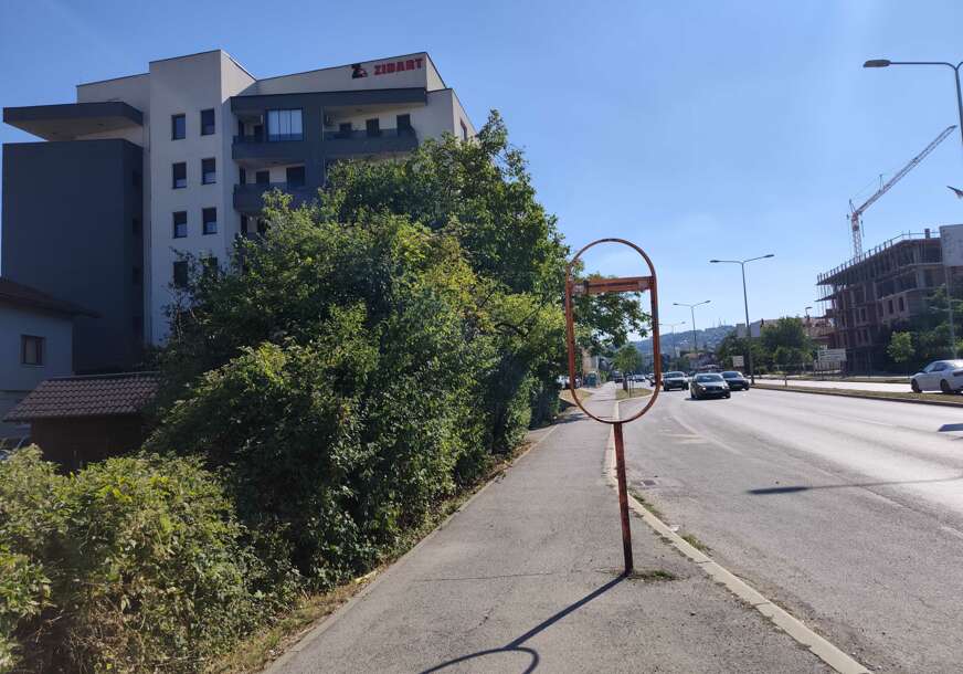 (FOTO) LJETI GORIŠ, ZIMI KISNEŠ Čekanje autobusa kao kazna, bez hlada, zaklona i zaštite