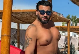 (FOTO) PJEVAČ UGRADIO SILIKONE U GRUDI Skinuo se na plaži i pokazao rezultate, evo KOLIKO KUBIKA je stavio