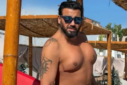 (FOTO) PJEVAČ UGRADIO SILIKONE U GRUDI Skinuo se na plaži i pokazao rezultate, evo KOLIKO KUBIKA je stavio