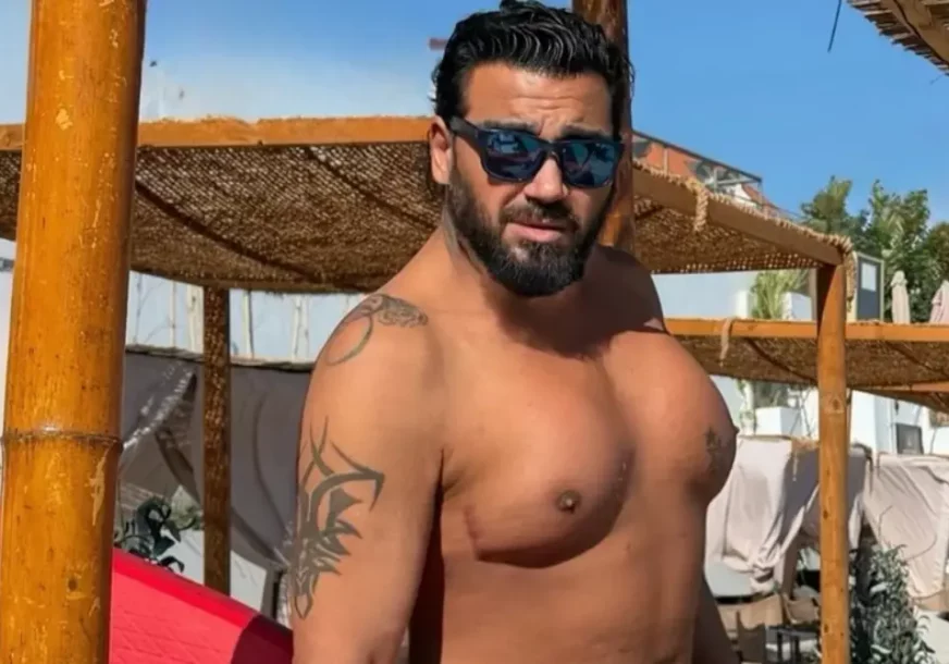 (FOTO) PJEVAČ UGRADIO SILIKONE U GRUDI Skinuo se na plaži i pokazao rezultate, evo KOLIKO KUBIKA je stavio