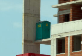 (FOTO) "Ako se već mora na pauzu" Toalet postavljen visoko NA UGLU GRADILIŠTA privukao pažnju prolaznika
