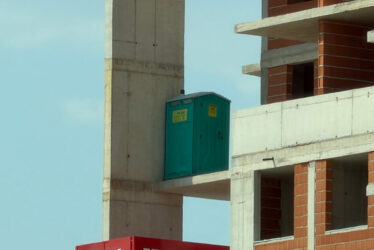 (FOTO) "Ako se već mora na pauzu" Toalet postavljen visoko NA UGLU GRADILIŠTA privukao pažnju prolaznika