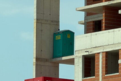 (FOTO) "Ako se već mora na pauzu" Toalet postavljen visoko NA UGLU GRADILIŠTA privukao pažnju prolaznika