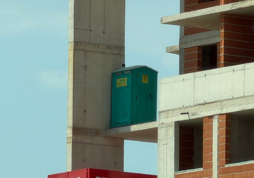 (FOTO) "Ako se već mora na pauzu" Toalet postavljen visoko NA UGLU GRADILIŠTA privukao pažnju prolaznika