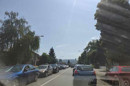 (VIDEO, FOTO) A još nije ni špic: Pogledajte kolika je kolona iz smjera Banjaluke prema Trnu