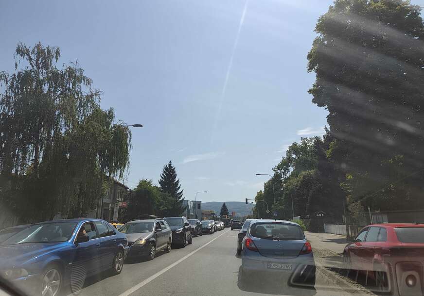 (VIDEO, FOTO) A još nije ni špic: Pogledajte kolika je kolona iz smjera Banjaluke prema Trnu