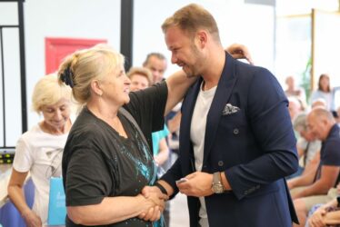 (FOTO) Više od 27.000 korisnika: Stanivuković uručio nove karte za besplatan prevoz penzionerima