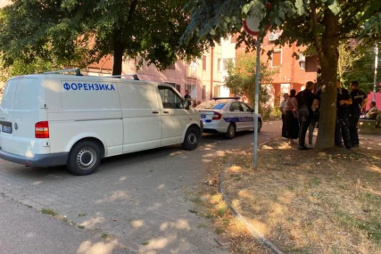 (VIDEO) Tim forenzike i policija na uviđaju: Ovo je zgrada u kojoj su NAĐENA TIJELA brata i sestre