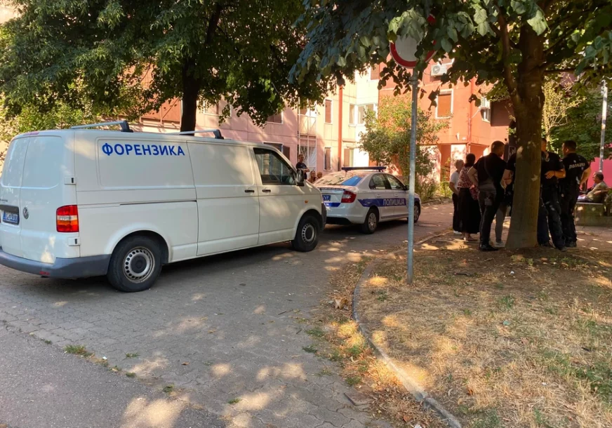(VIDEO) Tim forenzike i policija na uviđaju: Ovo je zgrada u kojoj su NAĐENA TIJELA brata i sestre