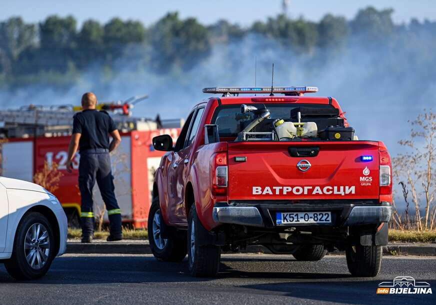 (FOTO) VATROGASCI OSTAJU DEŽURATI Uspostavljen saobraćaj na bijeljinskoj obilaznici nakon požara