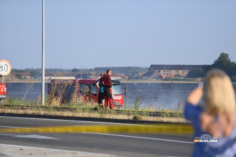 (FOTO) NOVI DETALJI POŽARA KOD BIJELJINE Vatra prijetila da ide ka deponiji, vatrogasci se bore sa vjetrom