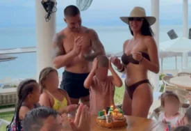 (FOTO) PONOSNA MAMA GRMI U KUPAĆEM Bojana i Mirko Šijan proslavili sinov 5. rođendan u Grčkoj