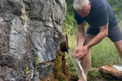 (VIDEO) "Jutarnje umivanje" Borenović se javio iz prirode, pogledajte gdje se osvježio