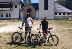 (FOTO) Boško i Lazar na hodočašću: Šipovljani biciklima krenuli do pravoslavnih svetinja u Dalmaciji